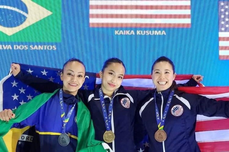 Kaika Kusuma (tengah) meraih medali emas ketika mewakili Amerika pada Kompetisi Pan American Wushu di Brasil.