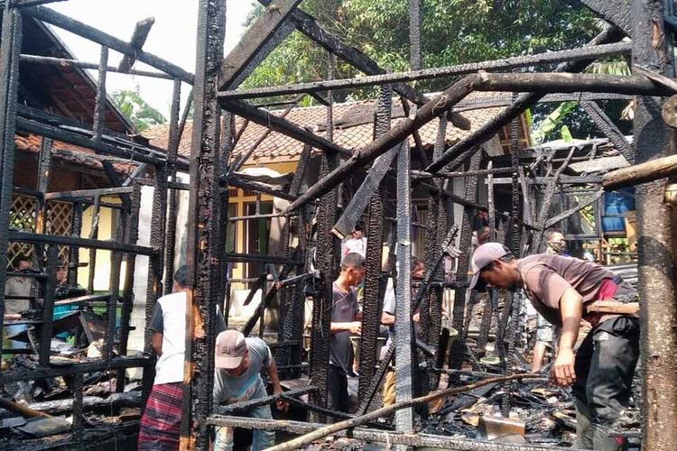 Sejumlah asrama di Pondok Pesantren Al-Golibiah, Puncak Bogor, Jawa Barat, hangus terbakar pada Selasa (14/7/2020)