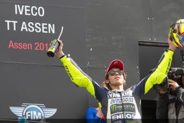 Pebalap Yamaha asal Italia, Valentino Rossi, merayakan keberhasilannya memenangi GP Belanda di Sirkuit Assen, 29 Juni 2013.