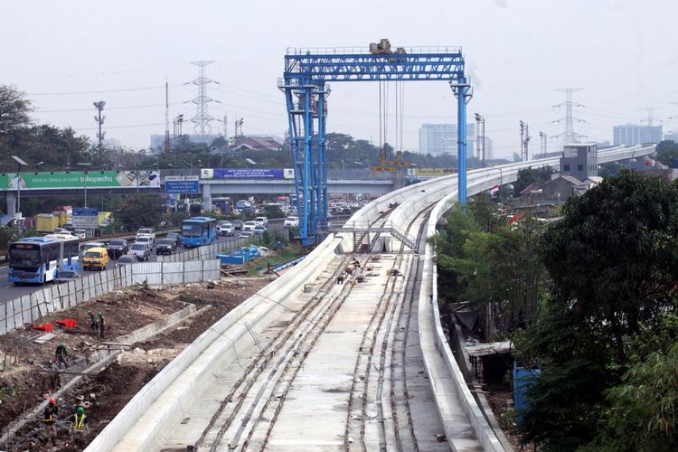 Suasana pembangunan proyek kereta ringan atau (Light Rail Transit) di samping tol Jagorawi , Jakarta Timur, Kamis (7/9).  Dalam pembangunan tahap pertama, akan ada tiga rute yang terhubung, yakni Cibubur-Cawang sepanjang 14,5 km, Bekasi Timur-Cawang sepanjang 17,1 km dan Cawang-Dukuh Atas sepanjang 10,5 km. Pada akhir tahun 2017, pembangunan proyek LRT ditarget akan mencapai 45 persen. ANTARA FOTO/Yulius Satria Wijaya/pras/17. *** Local Caption *** .