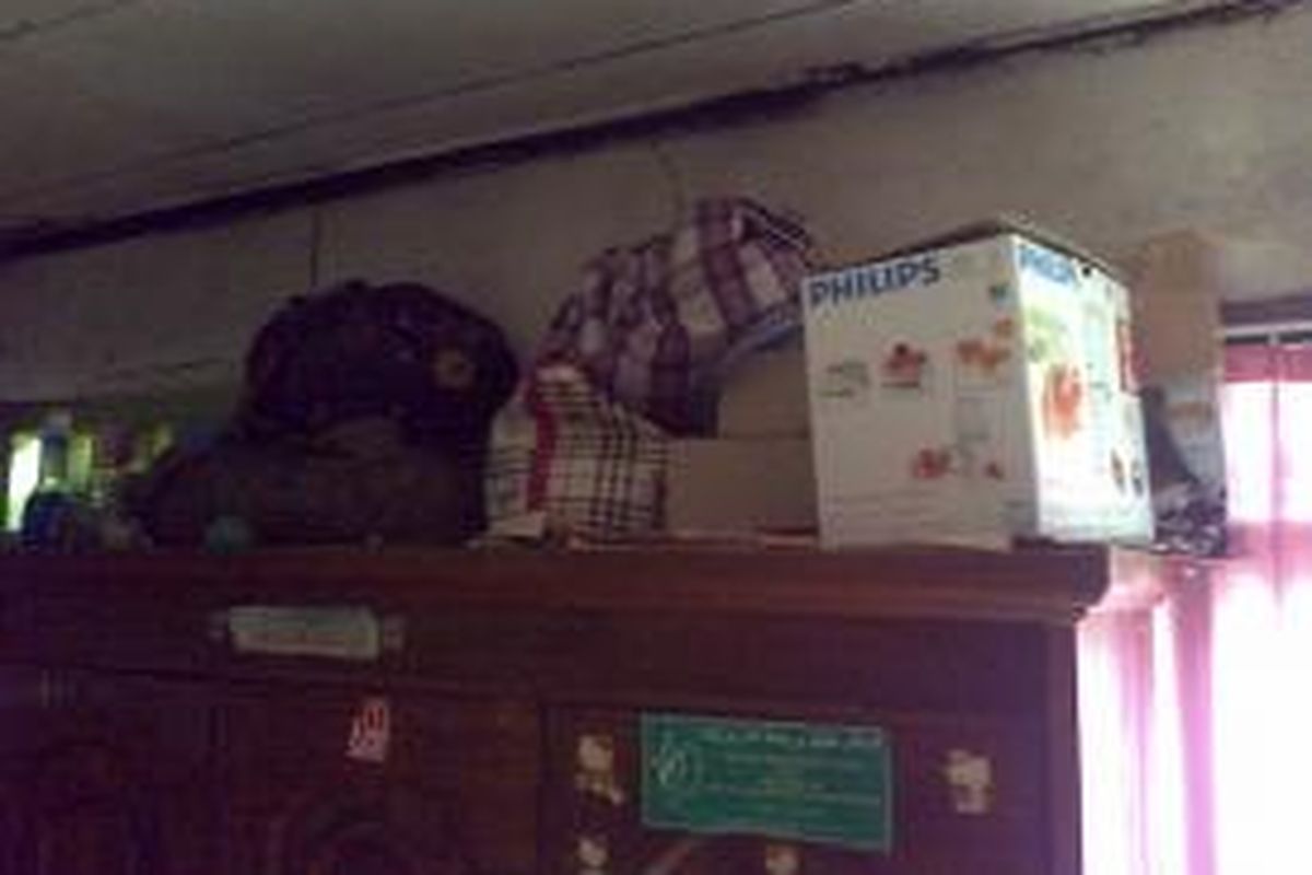 Antisipasi banjir, beberapa perabotan rumah tangga dan barang elektronik milik warga Kedoya Selatan, Sofiyah sudah mulai dikemasi di tempat yang lebih tinggi, Selasa, (20/1/2015)