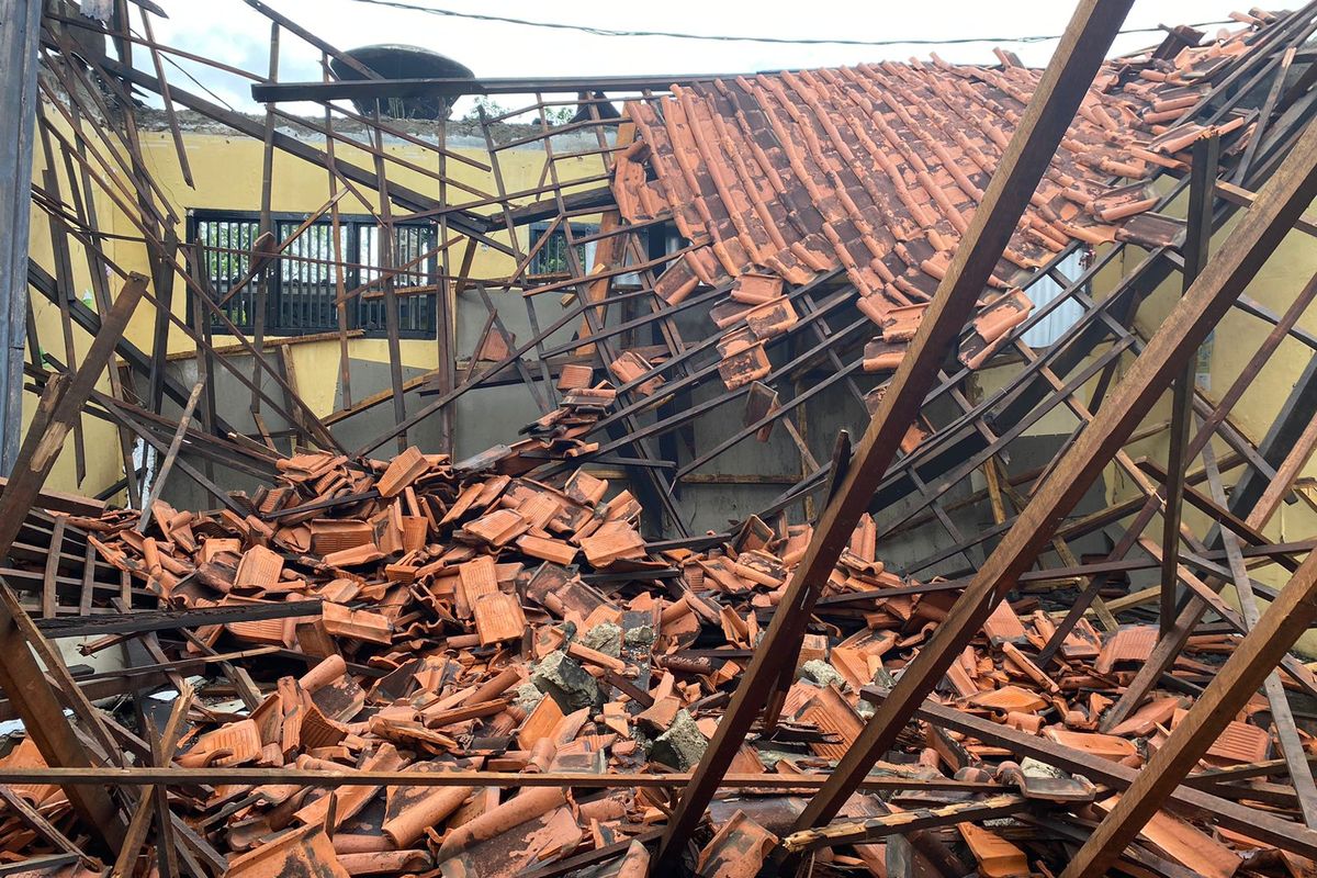 Kondisi atap bangunan ruang kelas 1 di UPTD SDN Kedaung Depok yang ambruk setelah hujan deras, Sabtu (16/3/2024).