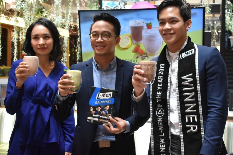 Ellen Widodo, General Manager Marketing & PR Boga Group (kiri); Jesaya Christian, Brand Manager L-Men (tengah); dan Radityo Wahyu Senoputro (kanan), Pemenang The New L-Men of The Year 2019 dan Mister World Indonesia 2019 dalam acara temu media yang diadakan di Jakarta (17/12). 