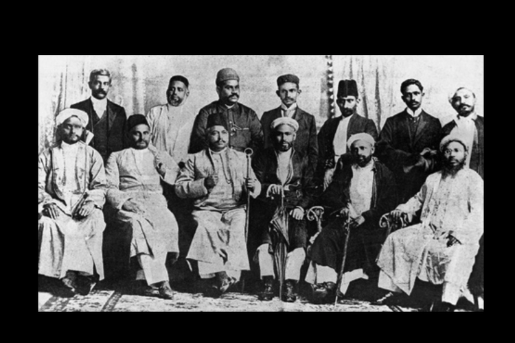 Foto para pendiri Kongres India Natal,  Gandhi ada di baris atas, keempat dari kiri.