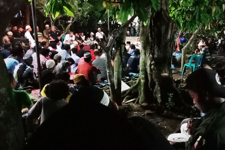 Doa bersama untuk korban KM Sinar Bangun yang tenggelam di Danau Toba dilakukan lintas komunitas, salah satunya Komunitas Ucok Butet Bersaudara Jalan-jalan, Minggu (24/6/2018) malam