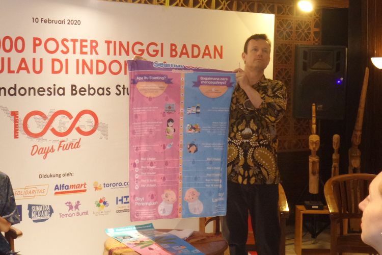 Founder 1000 Days Fund, Simon Flint memegang Selimut Cerdas yang dibagikan kepada masyarakat dalam upaya mengurangi angka stunting.