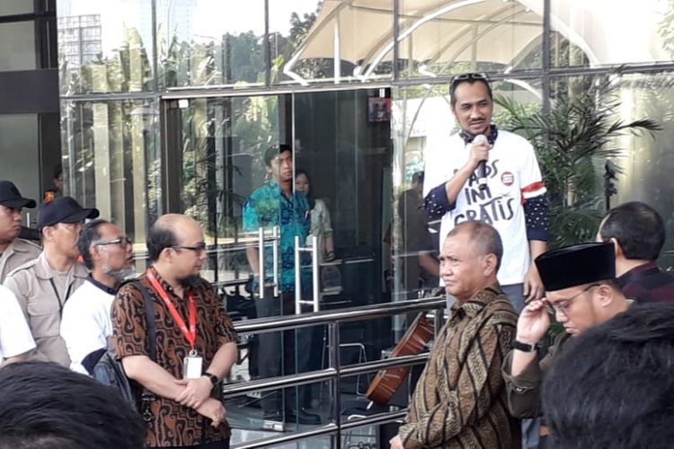Penyidik KPK Novel Baswedan (batik coklat dengan kalung tanda pengenal berwarna merah) mendapat sambutan di hari pertama kerja di Gedung KPK Jakarta, Jumat (27/7/2018).