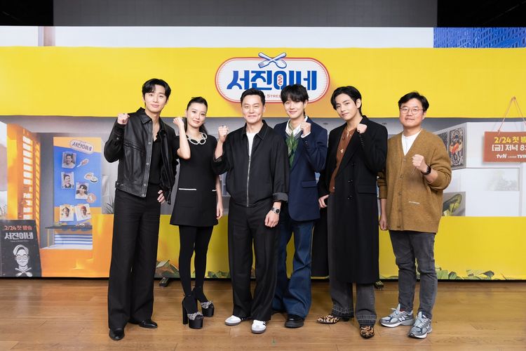 Para pemeran reality show Jinny's Kitchen (dari kiri) Park Seo Joon, Jung Yu Mi, Lee Seo Jin, Choi Woo Shik, V BTS, dan sutradara Na Yung Suk.
