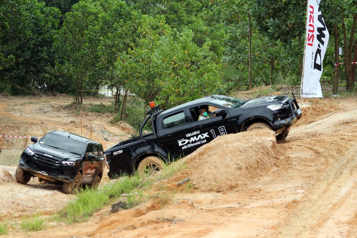 Isuzu All New MU-X 4x4 dan mobil pick up double cabin Isuzu D-Max 4x4. 