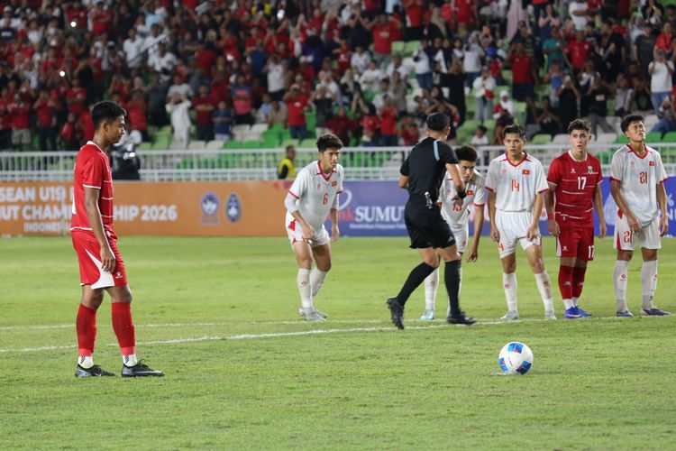 Pemain Timnas Indonesia dan Vietnam bersitegang saat pertandingan  Piala AFF U 19 di  Stadion Utama Sumatera Utara, Minggu (7/6/2026)     