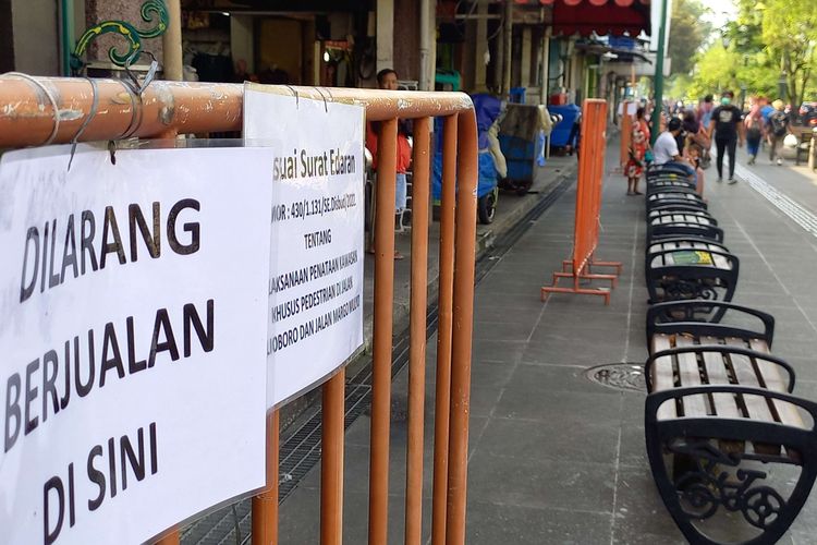 Suasana kawasan Malioboro, Kota Yogyakarta, sepi tanpa pedagang kaki lima yang sudah direlokasi, Kamis (3/2/2022). Sejak Selasa (1/2/2022), PKL Malioboro mulai menempati dua bangunan yang menjadi lokasi baru berjualan yang disiapkan Pemerintah Daerah Istimewa Yogyakarta (DIY), yakni Teras Malioboro 1 (eks Bioskop Indra) dan Teras Malioboro 2 (bekas gedung Dinas Pariwisata).