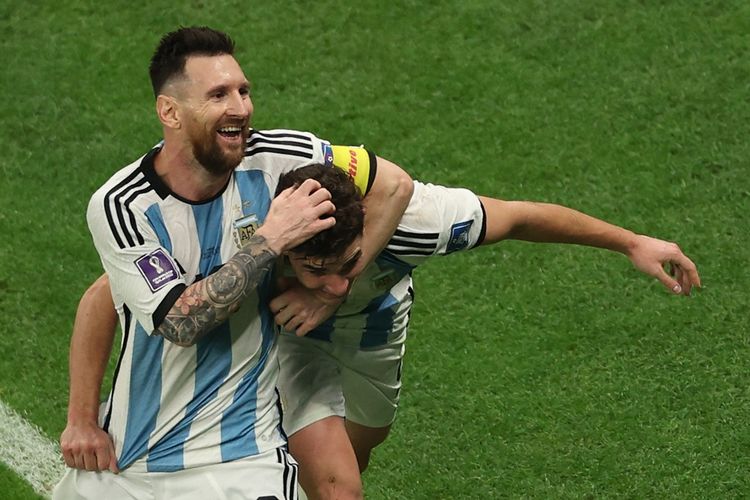 Hasil Argentina vs Kroasia memperlihatkan momen Lionel Messi merayakan gol bersama dengan penyerang muda Julian Alvarez di babak semifinal Piala Dunia 2022 yang bergulir di Stadion Lusail pada Rabu (14/12/2022) dini hari WIB.