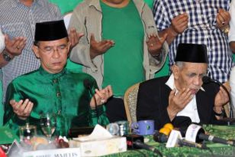 Ketua Partai Persatuan Pembangunan Suryadharma Ali (kiri) berdoa bersama Ketua Majelis Syariah KH Maimun Zubair usai melakukan konferensi pers di Kantor DPP PPP, Jakarta, Selasa (22/4/2014). Dalam pertemuan tersebut, Majelis Syariah PPP menyatakan agar dua kubu yang berseteru di PPP pasca-pemilu legislatif, menempuh jalan islah atau damai.