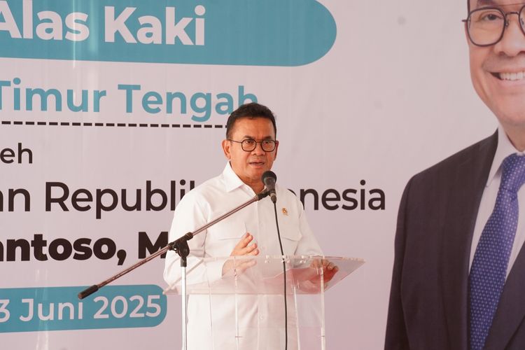 Menteri Perdagangan (Mendag) Budi Santoso (Busan) melepas ekspor perdana 8.872 pasang produk alas kaki senilai 38.000 dollar Amerika Serikat (AS) atau setara Rp 618 juta ke Kuwait, Selasa (3/6/2025).