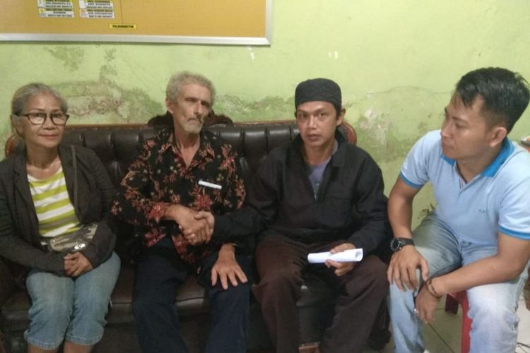 Pihak kepolisian memediasi masalah antara Frank Jean Pierre Schulthess dengan sejumlah warga di Desa Tegalwaru, Kecamatan Ciampea, Kabupaten Bogor. Persoalan tersebut dilatarbelakangi salah paham bule asal Perancis tersebut yang mengira kegiatan shalawatan adalah kegiatan karaoke.