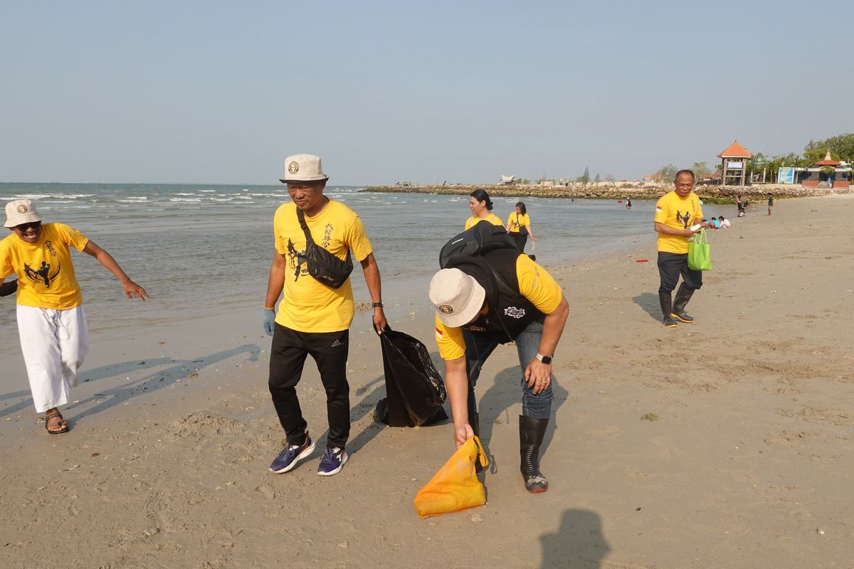 Anggota Dojo Aston Gresik dan Gressmall, saat kegiatan bersih-bersih di sekitar area Pantai Delegan, Kecamatan Panceng, Gresik, Jawa Timur.