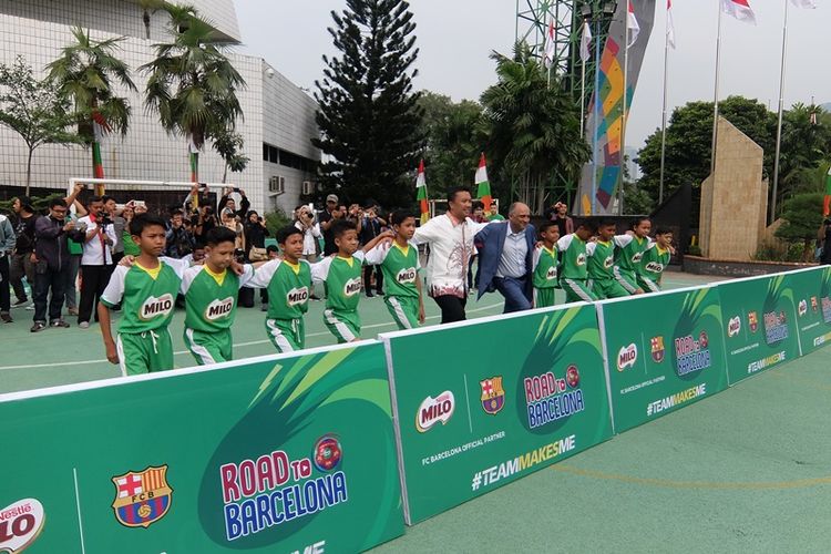 Menpora Imam Nahrawi dan Presiden Direktur PT Nestle MILO bersama 10 pesepakbola cilik yang akan berangkat ke Barcelona.