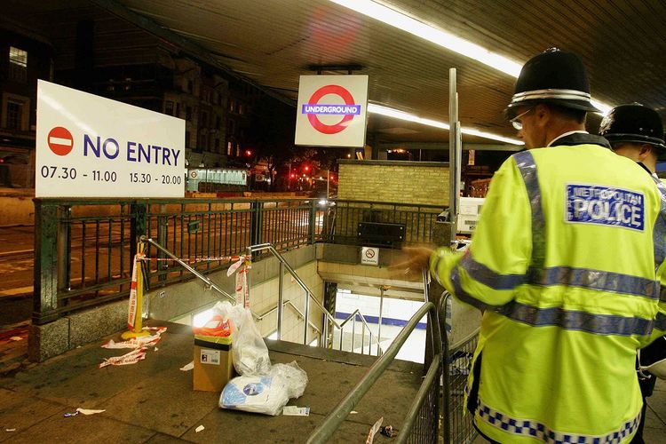 Polisi Britania berjaga di pintu masuk menuju Stasiun Kings Cross, di mana salah satu dari empat ledakan bom bunuh diri terjadi di London pada 7 Juli 2005.