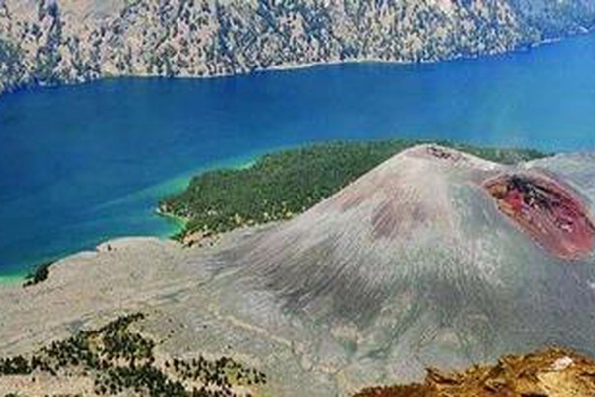 Keindahan kaldera Gunung Rinjani dengan Danau Segara Anak dan gunung anakan Barujari menjadi salah satu daya tarik wisata di Pulau Lombok, Nusa Tenggara Barat, Kamis (29/9/2011).