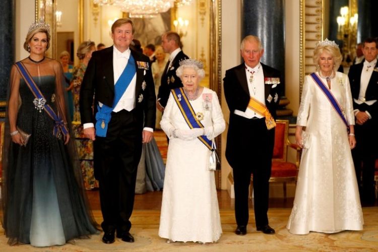 Raja Belanda Willem-Alexander (dua dari kiri) dan Ratu Maxima (kiri) bersama Ratu Elizabeth II (tengah) Inggris, Pangeran Charles dan Camilla (kanan), di Istana Buckingham di London, Inggris, Selasa (23/10/2018). (AFP/POOL/Peter Nicholls)