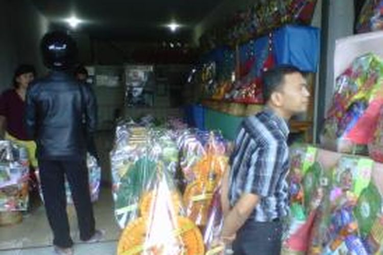  Suasana di Toko Parcel 'Neng', di Jl Cimanuk Garut, Jawa Barat, Selasa (22/7/2013).