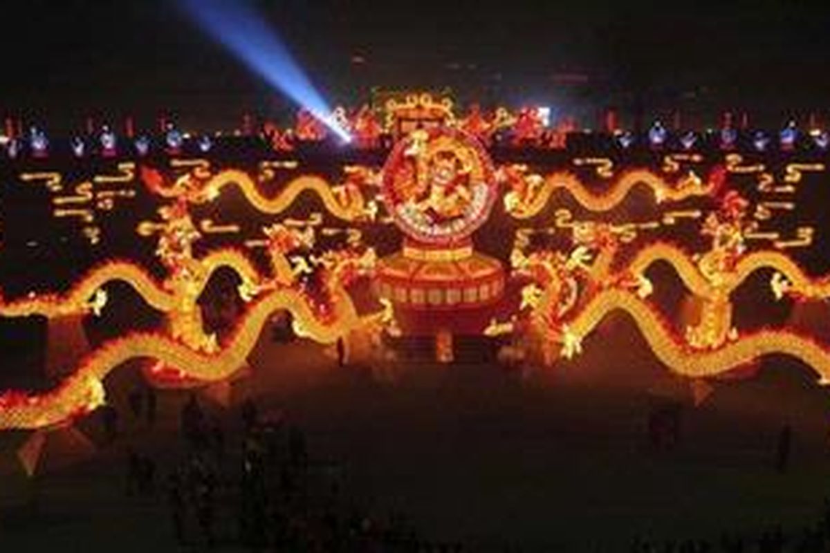 Ilustrasi: Lampion berbentuk naga menghias kota Xian, China, dalam rangka menyambut Tahun Baru Imlek yang jatuh pada Senin (23/1/2012).