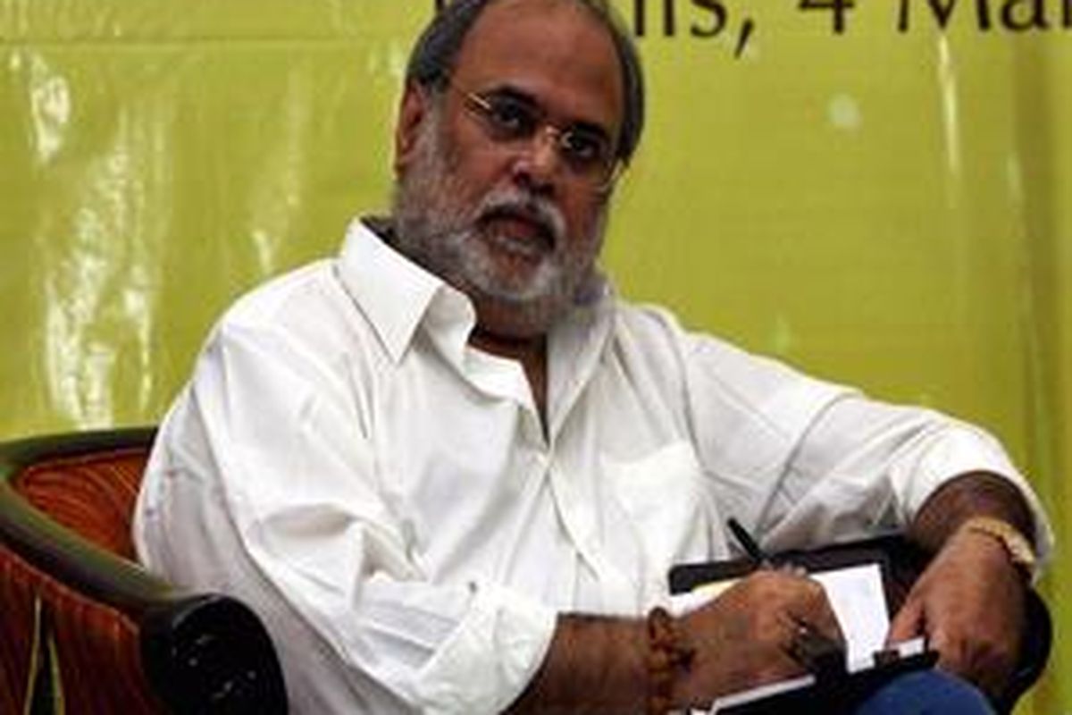 Guru spiritual Anand Krishna saat peluncuran bukunya yang berjudul Youth Challenges and Empowerment di Toko Buku Gramedia, Matraman, Jakarta Pusat, Kamis (4/3/2010).