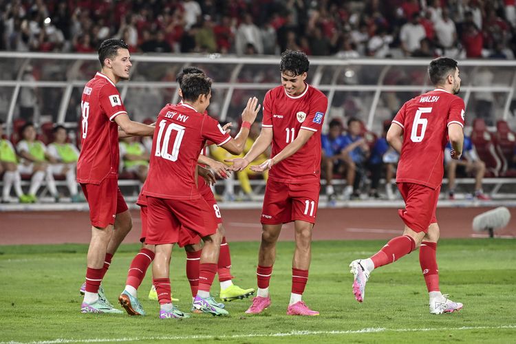 Pemain Timnas Indonesia melakukan selebrasi usai mendapatkan skor dari Vietnam pada pertandingan lanjutan Grup F Kualifikasi Piala Dunia 2026 zona Asia di Stadion Utama Gelora Bung Karno, Jakarta, Kamis (21/3/2024). Timnas Indonesia menang dengan skor 1-0. Timnas Indonesia menempati peringkat ke-134 dalam ranking FIFA terbaru pada 4 April 2024. 