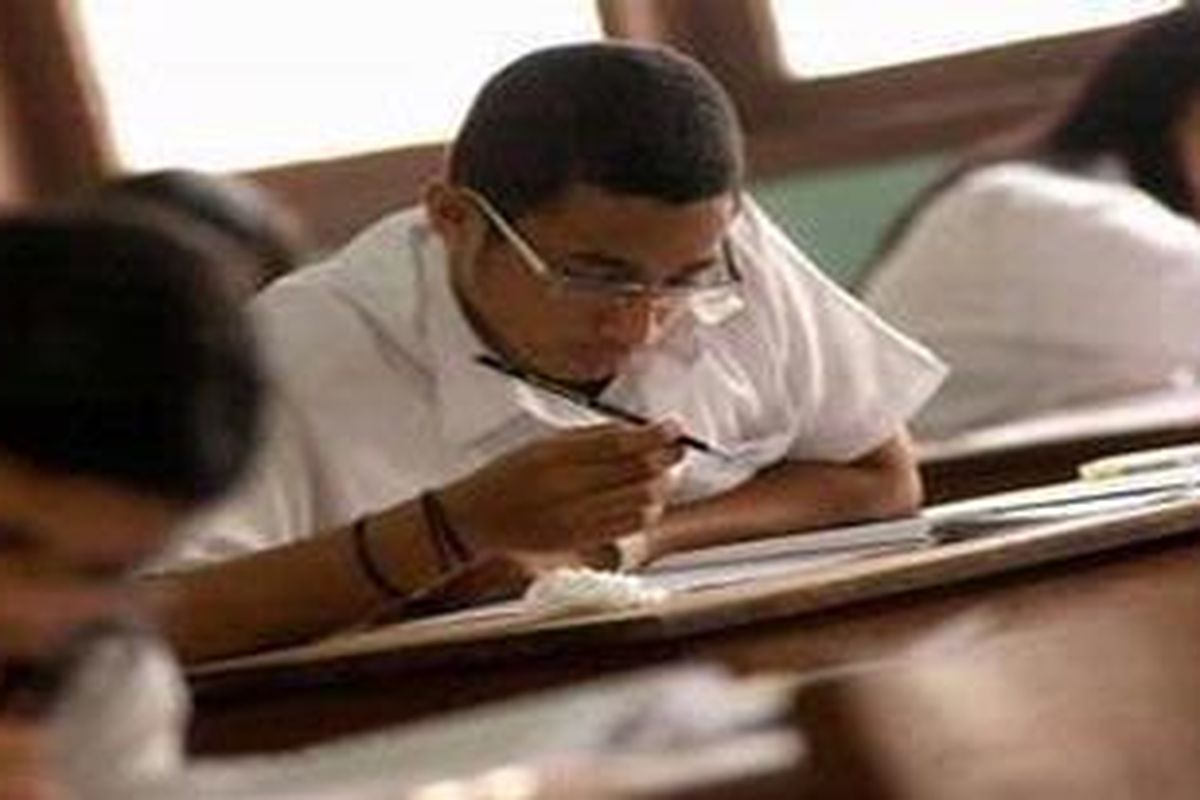 Ilustrasi: SMU Negeri 2 Palu tahun ajaran 2009/2010 menyediakan beasiswa 50 juta rupiah untuk murid berprestasi dari keluarga tidak mampu yang lolos seleksi menempuh pendidikan di sekolah berstatus Rintisan Sekolah Bertaraf Internasional (RSBI).