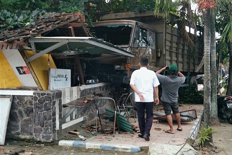 Truk Fuso menabrak pagar pembatas Puskesmas Kabat 