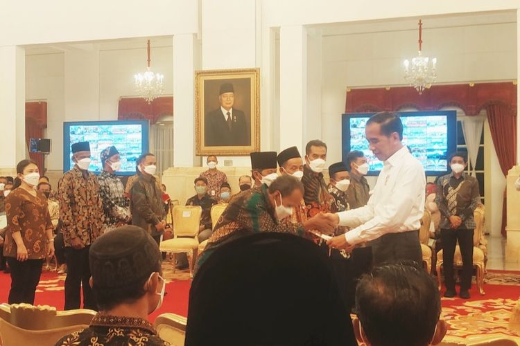 Presiden Joko Widodo menyerahkan sertifikat hak atas tanah untuk perwakilan masyarakat di Istana Negara, Kamis (1/12/2022).