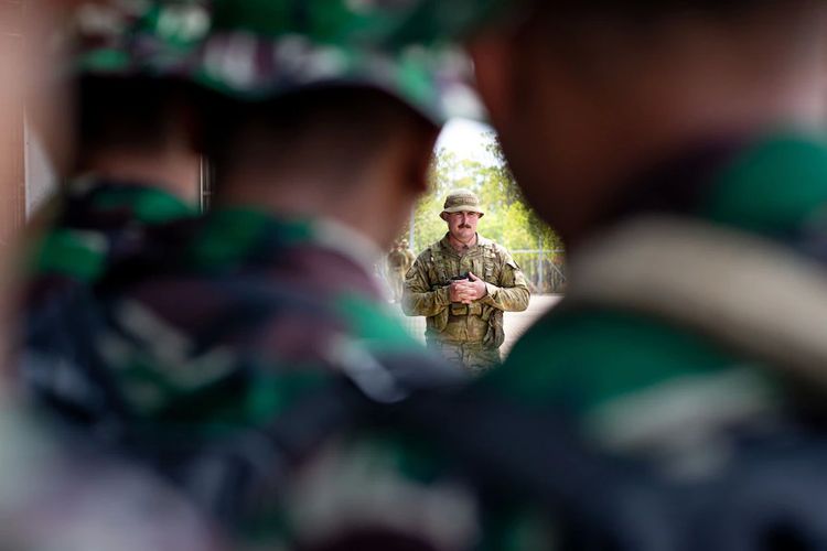 Prajurit TNI AD melakukan latihan bersama dengan prajurit Australia setelah menjalani karantina selama 14 hari.
