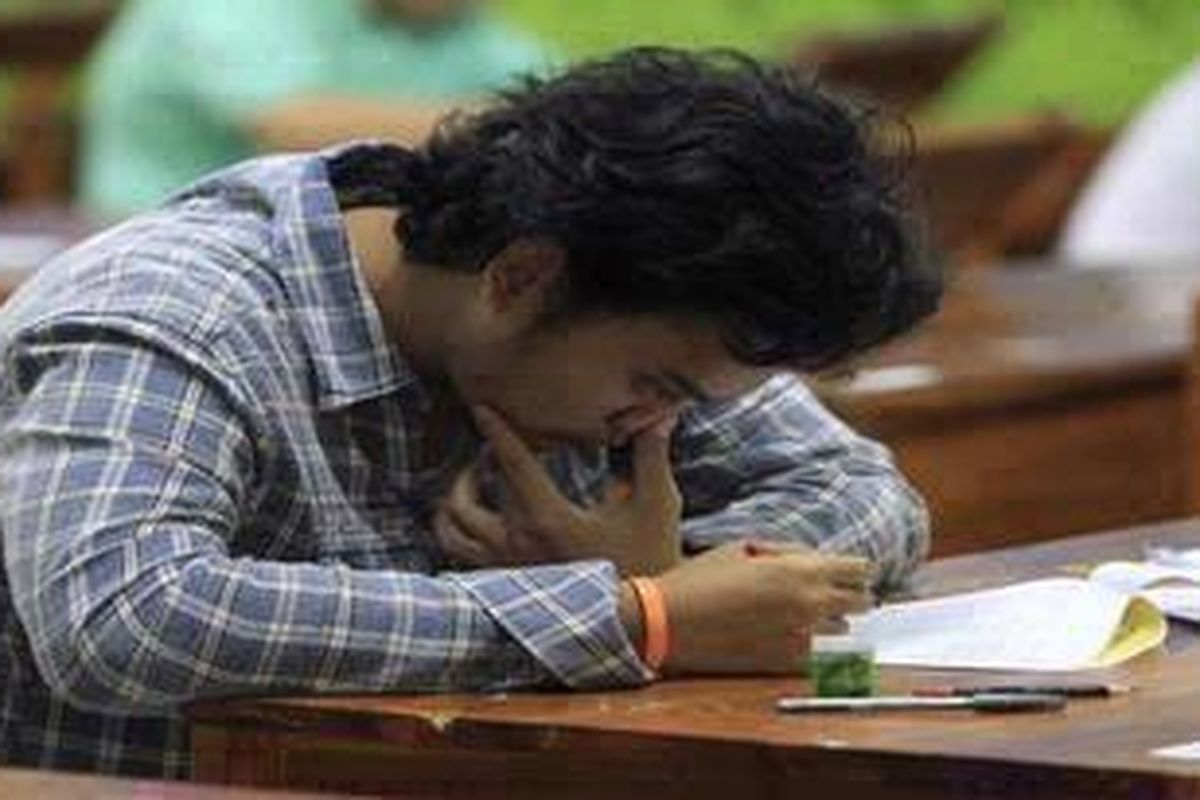 Calon mahasiswa mengikuti ujian Seleksi Nasional Masuk Perguruan Tinggi Negeri (SNMPTN) di Sekolah Menengah Atas Negeri 82, Jalan Daha II, Kebayoran Baru, Jakarta Selatan, Selasa (31/5/2011). Dari data ada total 540.928 peserta yang akan berjuang hingga 1 Juni 2011 untuk memperebutkan 110.149 kursi di 60 PTN.  