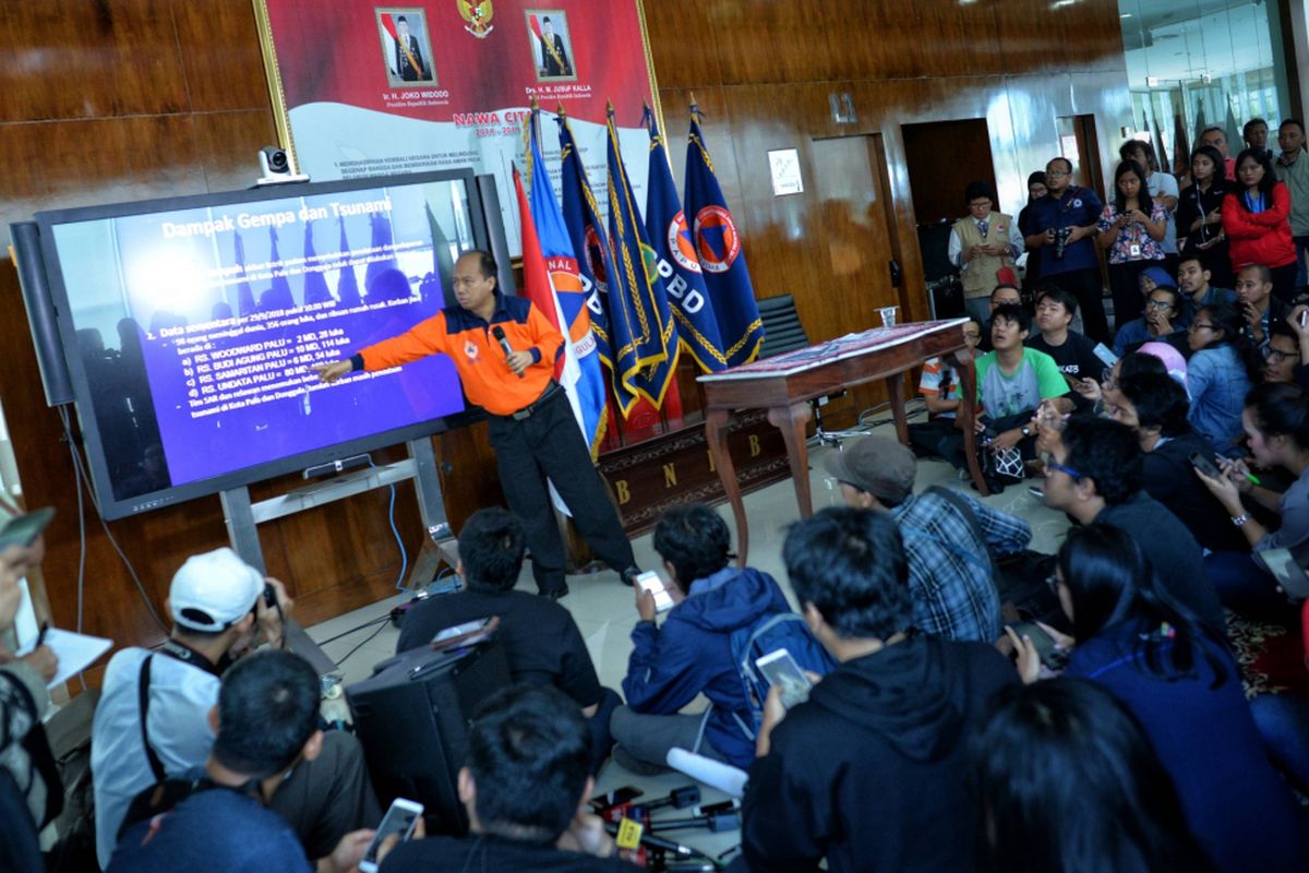 Kepala Pusat Data Informasi dan Humas BNPB Sutopo Purwo Nugroho (tengah) memberikan pemaparan mengenai dampak gempa bumi dan tsunami di kota Donggala dan Palu, Sulawesi Tengah saat konferensi pers di Graha Badan Nasional Penanggulangan Bencana (BNPB), Jakarta, Sabtu (29/9/2018). Berdasarkan data BNPB hingga pukul 10.00 WIB menyatakan jumlah korban yang meninggal dunia akibat gempa bumi dan tsunami di kota Palu sebanyak 48 orang, sementara untuk kota Donggala belum mendapatkan laporan dikarenakan terputusnya jaringan komunikasi, dan diperkirakan jumlah korban akan terus bertambah.