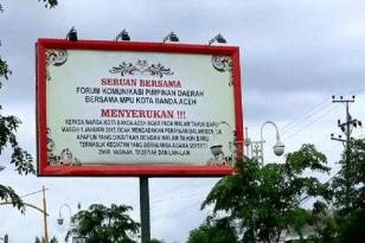 Pemerintah Kota Banda Aceh memasang baliho besar di pusat Kota banda Aceh yang menyerukan larangan merayakan malam tahun baru di Banda Aceh. Gambar diambil pada Rabu (31/12/2014).