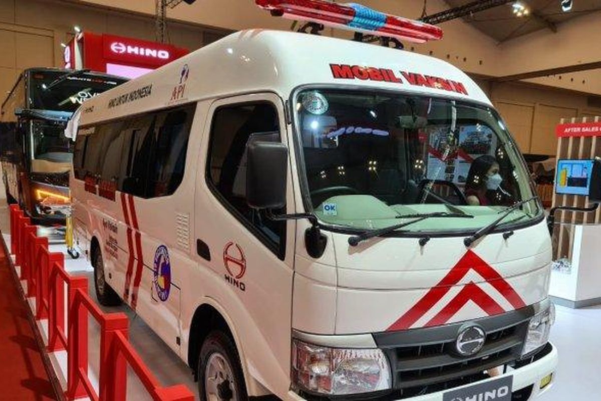 Mobil vaksin rakitan Karoseri Gunung Mas dengan sasis Hino Dutro 110 SDBL dipamerkan di GIIAS 2021.