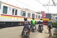 BERITA FOTO: Ngeri, Perlintasan Tanpa Palang di Stasiun Ancol