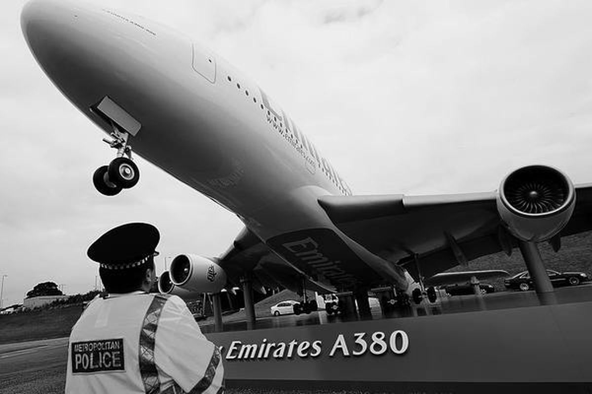 Sebuah model pesawat superjumbo A-380 milik Emirates Airlines dipajang pada pintu Bandara Internasional Heathrow, London, Inggris. Emirates Airlines, Senin (28/7) di Hamburg, Jerman, menerima pesawat pertama dari 58 unit A-380 yang dipesannya, dengan total biaya Rp 110 triliun.  