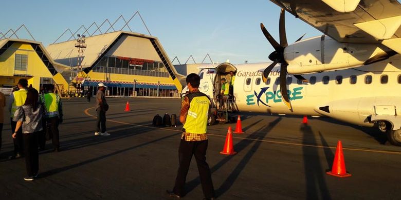 Pesawat ATR 72-600 Garuda Indonesia di Bandara Karel Sadsuitubun di Langgur, Maluku Tenggara, Maluku, Kamis (2/8/2018).