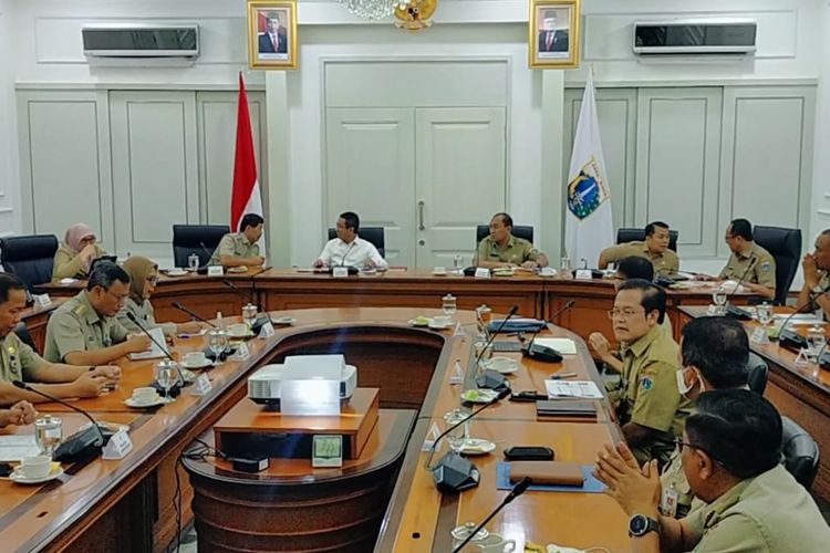 Penjabat (Pj) Gubernur DKI Jakarta Heru Budi Hartono membahas persiapan Jakarta menjadi tuan rumah pertemuan pemimpin Ibu Kota se-ASEAN atau Mayors and Governors Meeting of the ASEAN Capital (MGMAC) 2023.