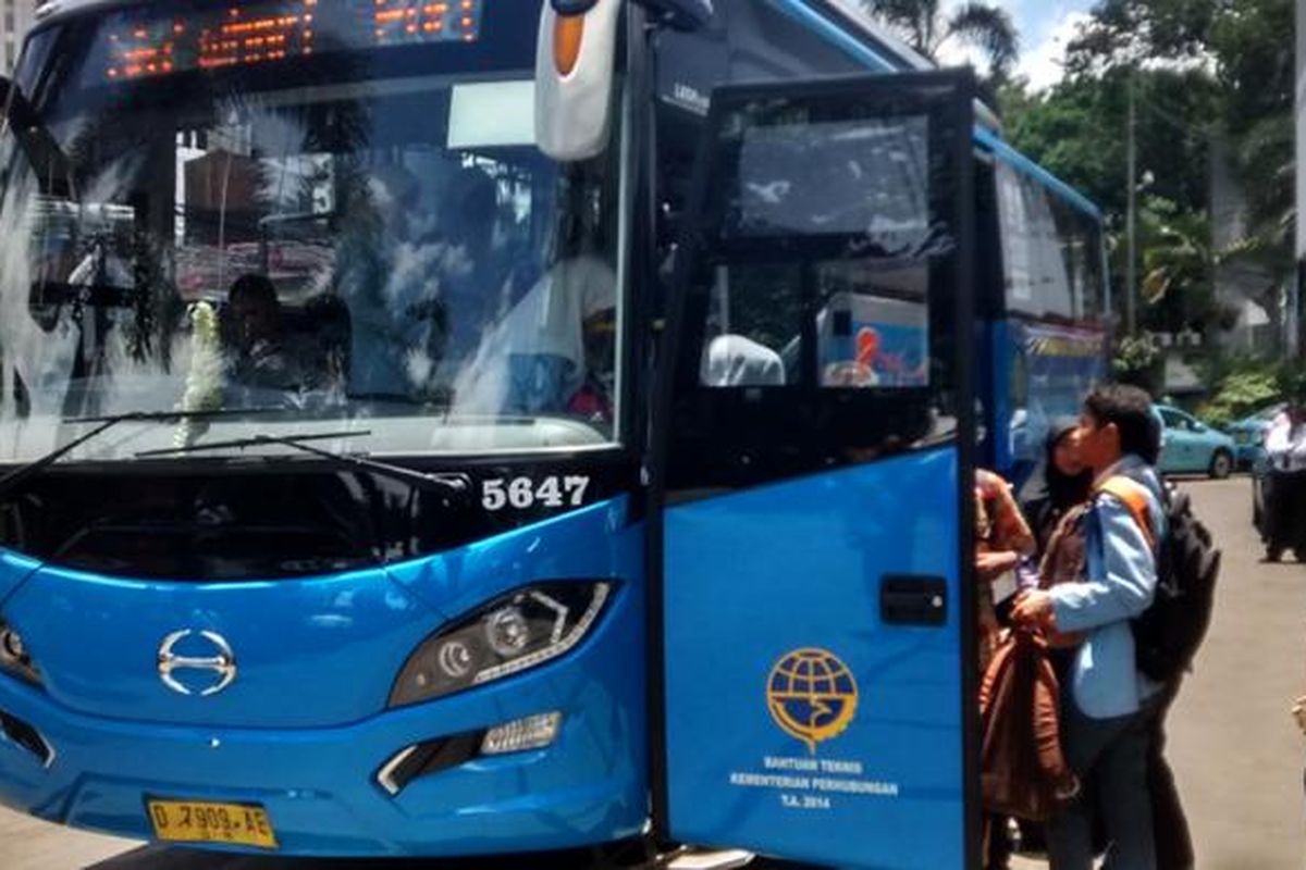 45 bus Damri baru segera beroperasi menggantikan bus tua di Kota Bandung pada akhir bulan Maret 2015. Bus baru ini dilengkapi dengan wifi, AC, televisi LCD dan GPS. 