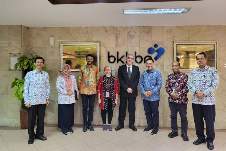 Badan Kependudukan dan keluarga Berencana Nasional (BKKBN) menerima audiens Country Representative United Nations Population Fund (UNFPA) untuk Indonesia, Hasan Mohtashami bersama jajarannya di ruang Sekretariat Stunting di kantor BKKBN Pusat di Jakarta Timur, Selasa (5/12/2023). 