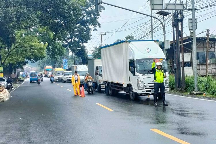 Jembatan Cikereteg yang berlokasi di ruas Jalan Raya Bogor Ciawi-Sukabumi, Caringin, Kabupaten Bogor, Jawa Barat, ambles akibat diguyur hujan deras. Kini, semua kendaraan roda empat dan selebihnya dilarang melintasi jembatan tersebut. Kendaraan dialihkan ke jalan tol.