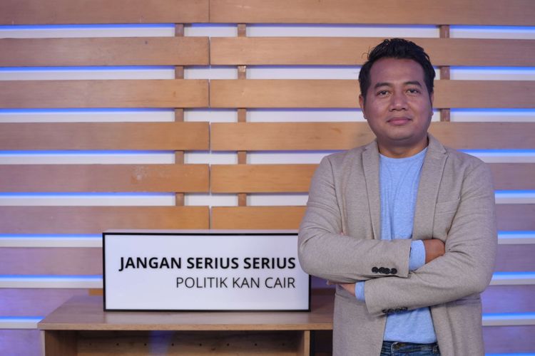 Pengamat politik sekaligus dosen Fakultas Ilmu Sosial dan Ilmu Politik UIN Syarif Hidayatullah Jakarta Adi Prayitno berpose setelah diwawancarai KOMPAS.com dalam program Gaspol di Gedung Kompas Gramedia, Jakarta pada, Jumat (13/12/2024).