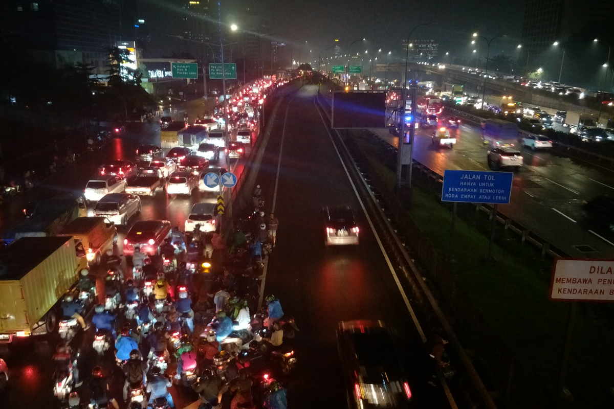 Kemacetan terjadi di Jalan Raya TB Simatupang mengarah Pasar Minggu, Jakarta Selatan, Kamis (6/10/2022).