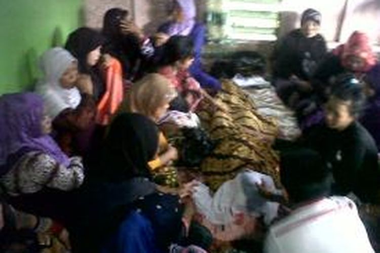 Sejumlah pelayat memenuhi rumah duka Hijir Ismail (13) pelajar SMP di Kabupaten Gowa, Sulawesi Selatan yang ditemukan tewas tenggelam di sungai saat mencari kepiting. Jumat, (30/01/2015).
