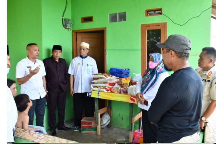 Pemberian bantuan makanan untuk warga Bengkulu.