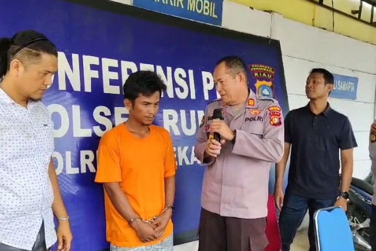 Pelaku penganiayaan yang menyebabkan korban tewas, Fajri Abdul Rahman Satianhar (34) saat dihadirkan dalam ekspos di Mapolsek Rumbai, Kota Pekanbaru, Riau, Kamis (6/6/2024).