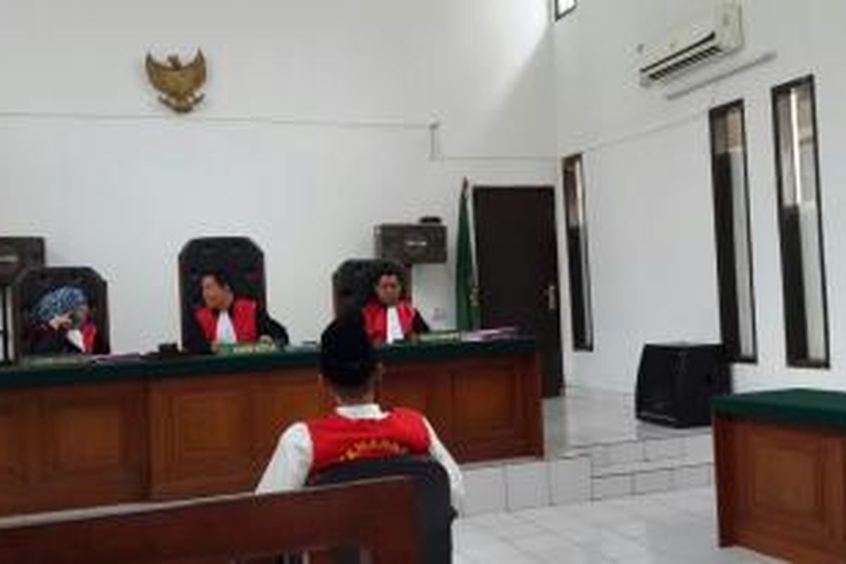Pembacaan putusan F (51), bapak pemerkosa anak kandung, M (17), di Pengadilan Negeri Depok, Jawa Barat, Selasa (16/12/2015).