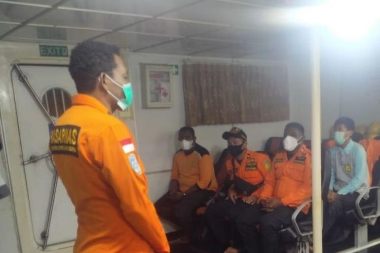 Tim Basarnas Sorong saat persiapan berangkat dengan kapal untuk melakukan pencarian korban hilang di perairan Raja Ampat, Minggu (7/11/2021).